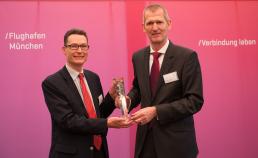Philip Lewin (left), Etihad Airways General Manager Germany, accepts the award for Best Performing Airline 2014 at the Munich Exchange forum.